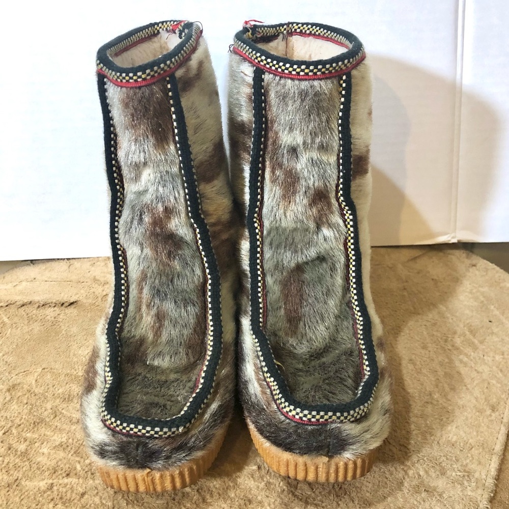 Durhams Eskipades Faux Fur Winter Boots Made in Canada Size 6 Colors Gray Black